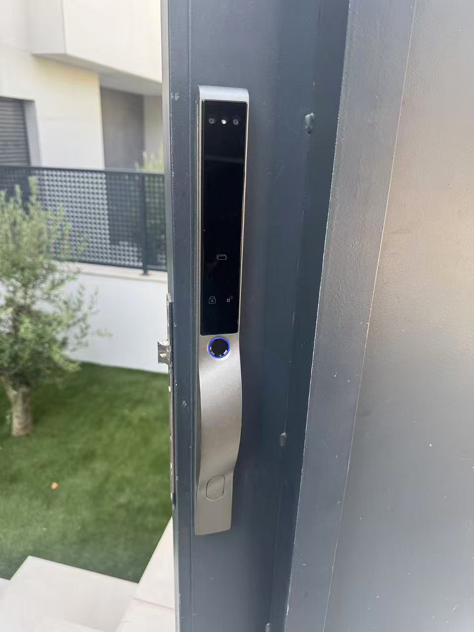 Detalle de la cerradura inteligente del acceso exterior